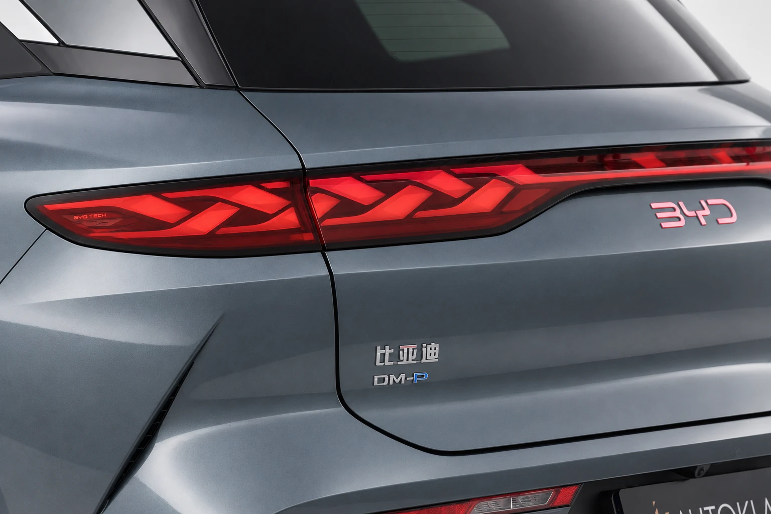 BYD Tang L, czerwona tylna lampa oraz oznaczenia na lewej części klapy bagażnika.