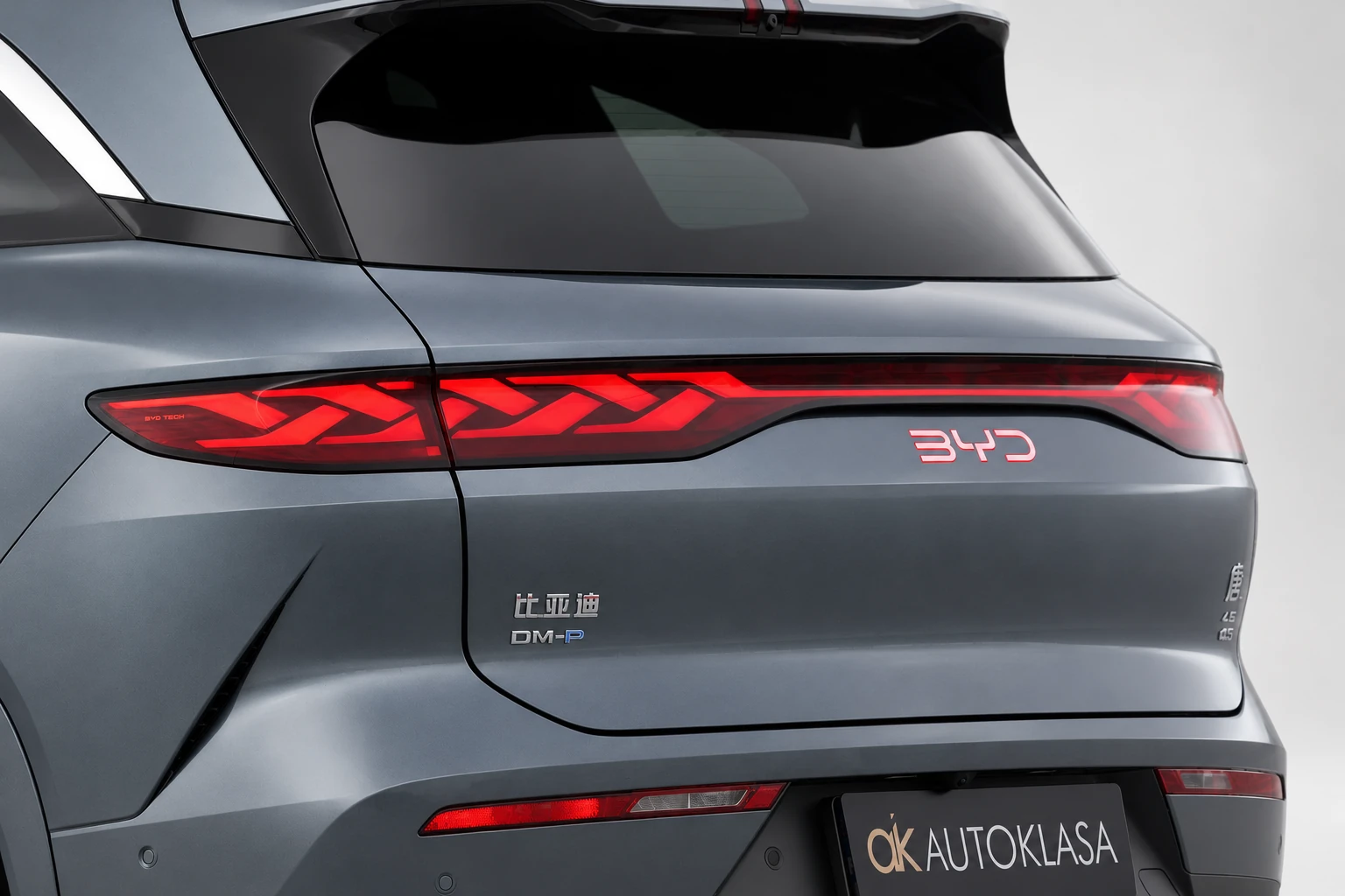 BYD Tang L, tylna szyba, spojler i podświetlona listwa lamp z napisem BYD.