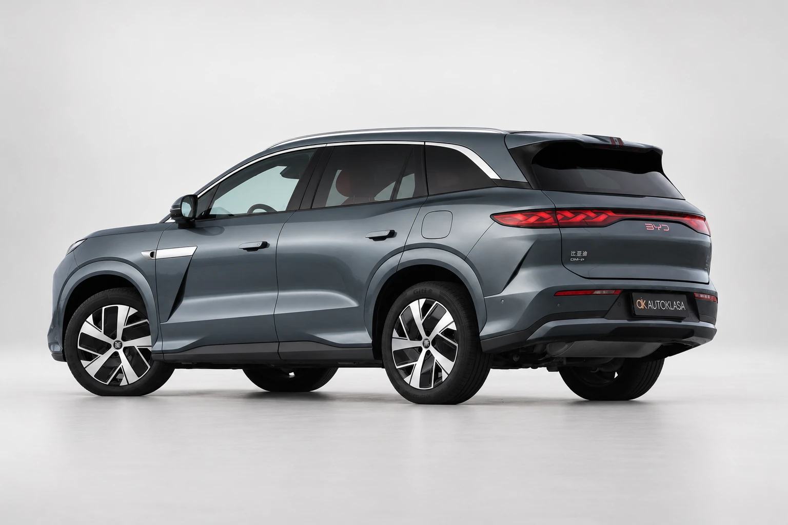 BYD Tang L, widok na bok i tył pod łagodnym kątem, z zapalonymi tylnymi lampami.
