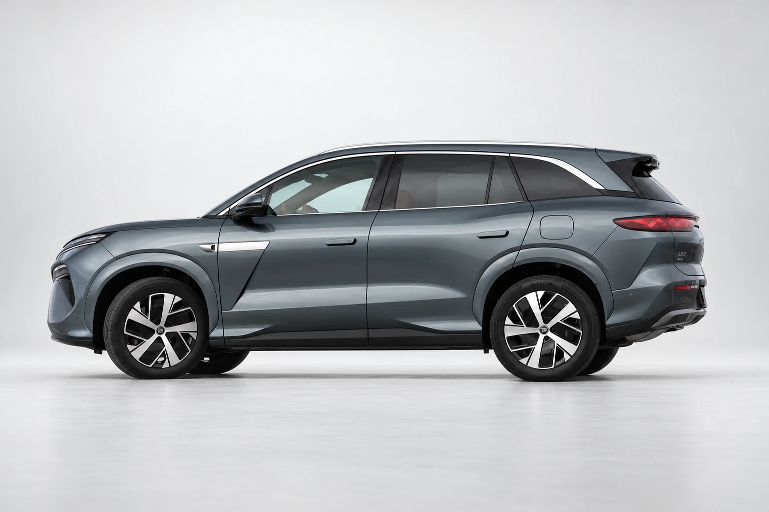BYD Tang L w pełnym profilu bocznym, z widocznymi drzwiami, relingami i obydwoma kołami.
