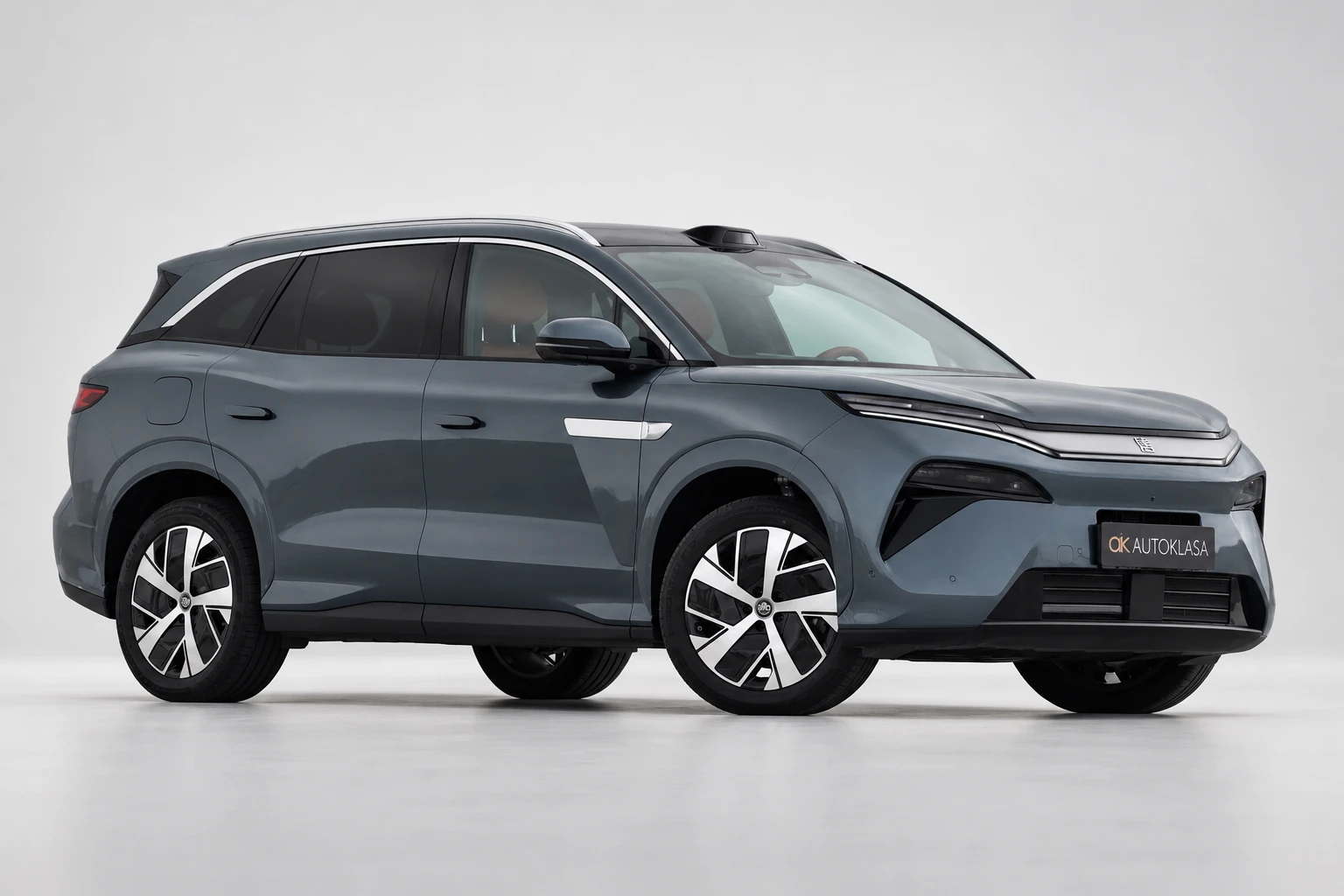 BYD Tang L od przodu i boku z nieco wyższej perspektywy, z widoczną powierzchnią maski.