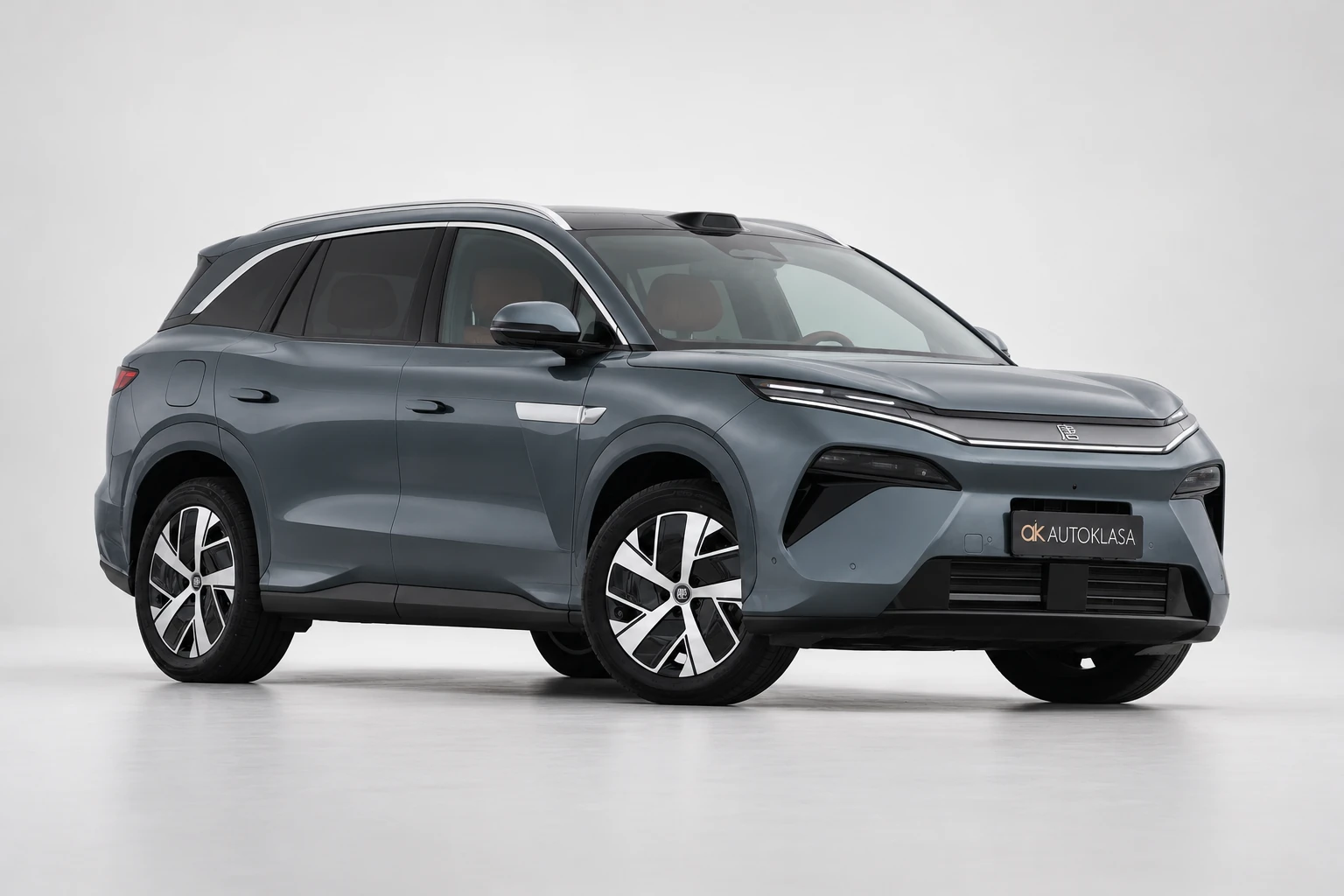 BYD Tang L od przodu z wyraźnie pokazanym bokiem nadwozia i linią bocznych szyb.