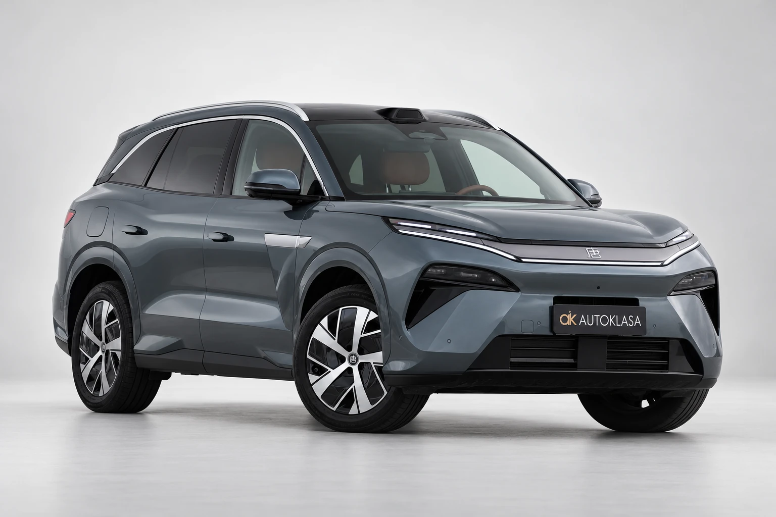 BYD Tang L z przodu pod kątem w bliższym kadrze, z widocznym dachem i obydwoma kołami.