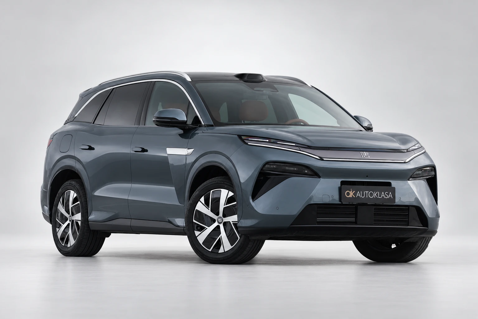 BYD Tang L, pełne auto od przodu w ujęciu trzy czwarte z niższego punktu widzenia.