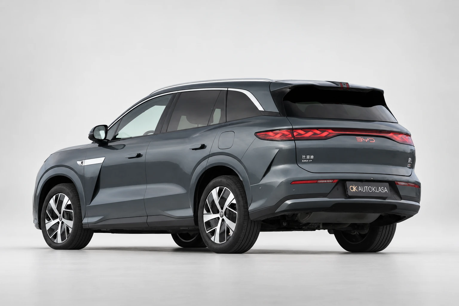 BYD Tang L, pełny widok tyłu i boku z szerokimi marginesami jasnego tła.