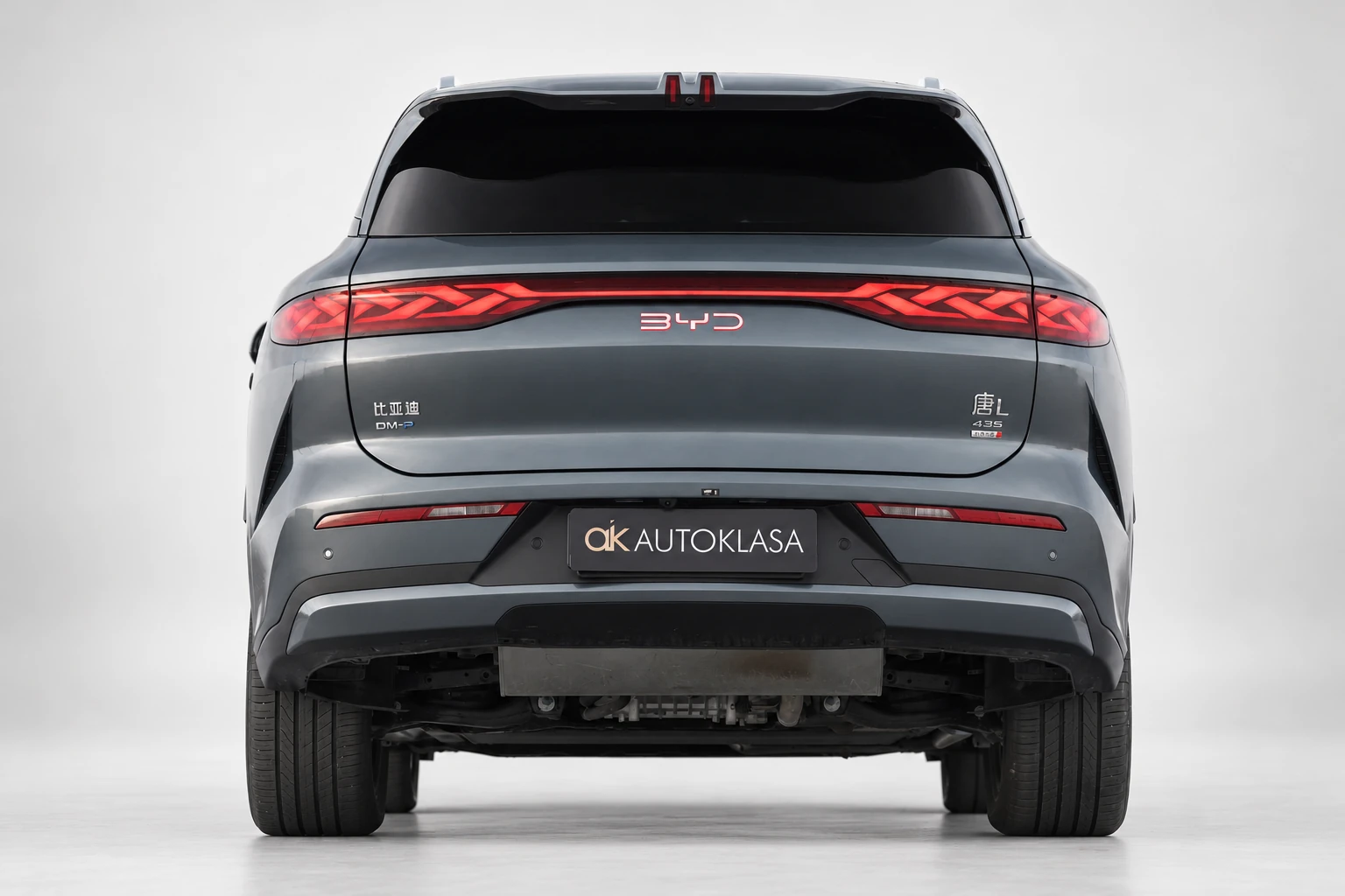 BYD Tang L od tyłu w szerszym symetrycznym kadrze, z widoczną dolną częścią nadwozia.