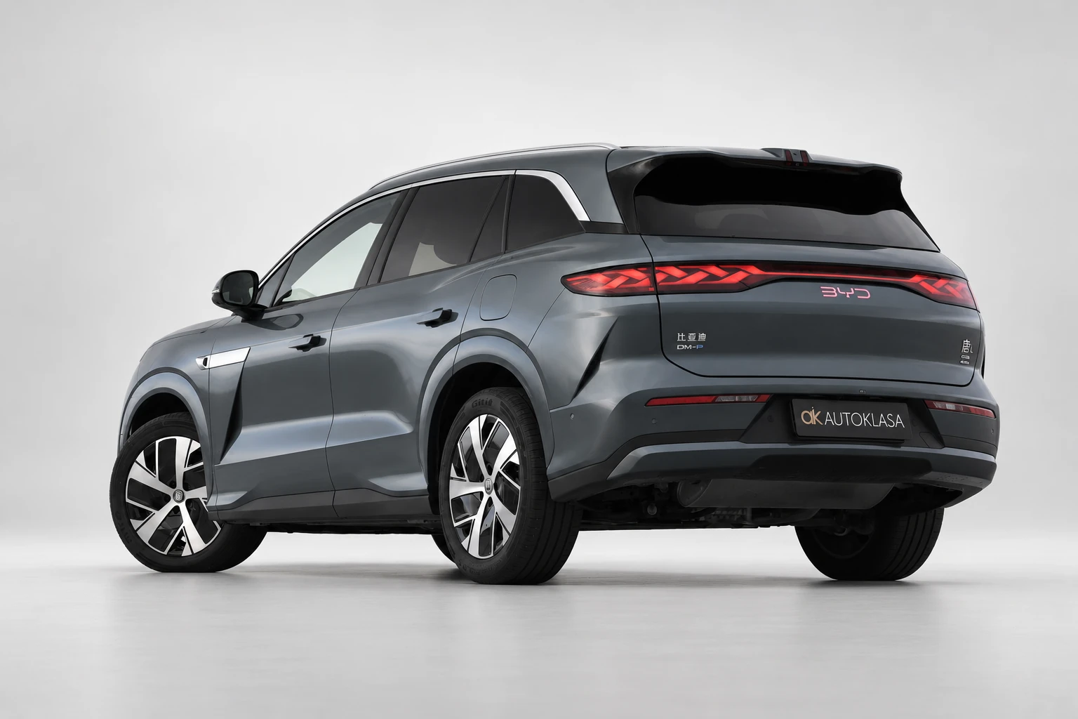 BYD Tang L od tyłu pod kątem z niskiej perspektywy, z widocznym zderzakiem i kołami.