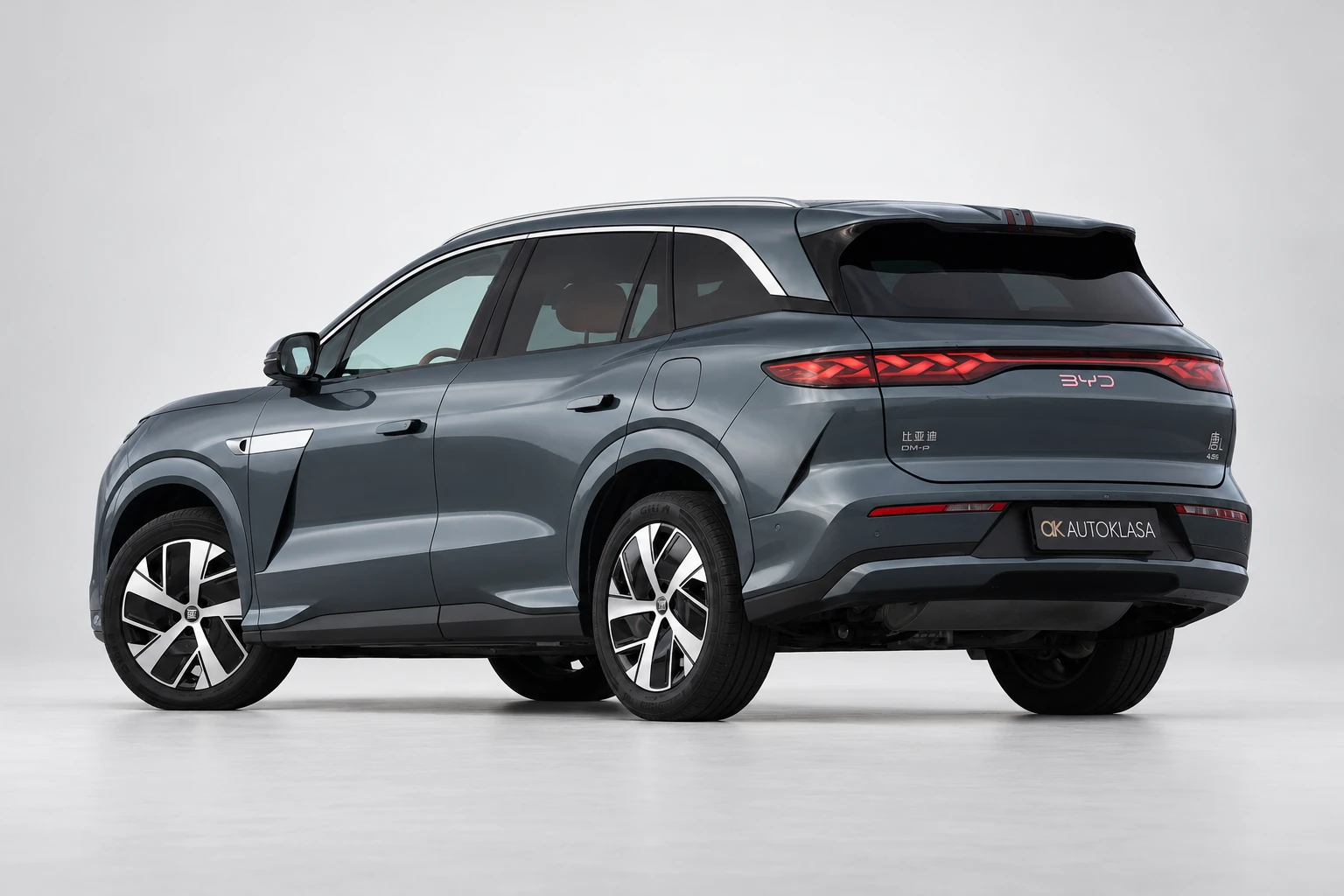 BYD Tang L od tyłu w ujęciu trzy czwarte, z kołami i dolną częścią zderzaka.