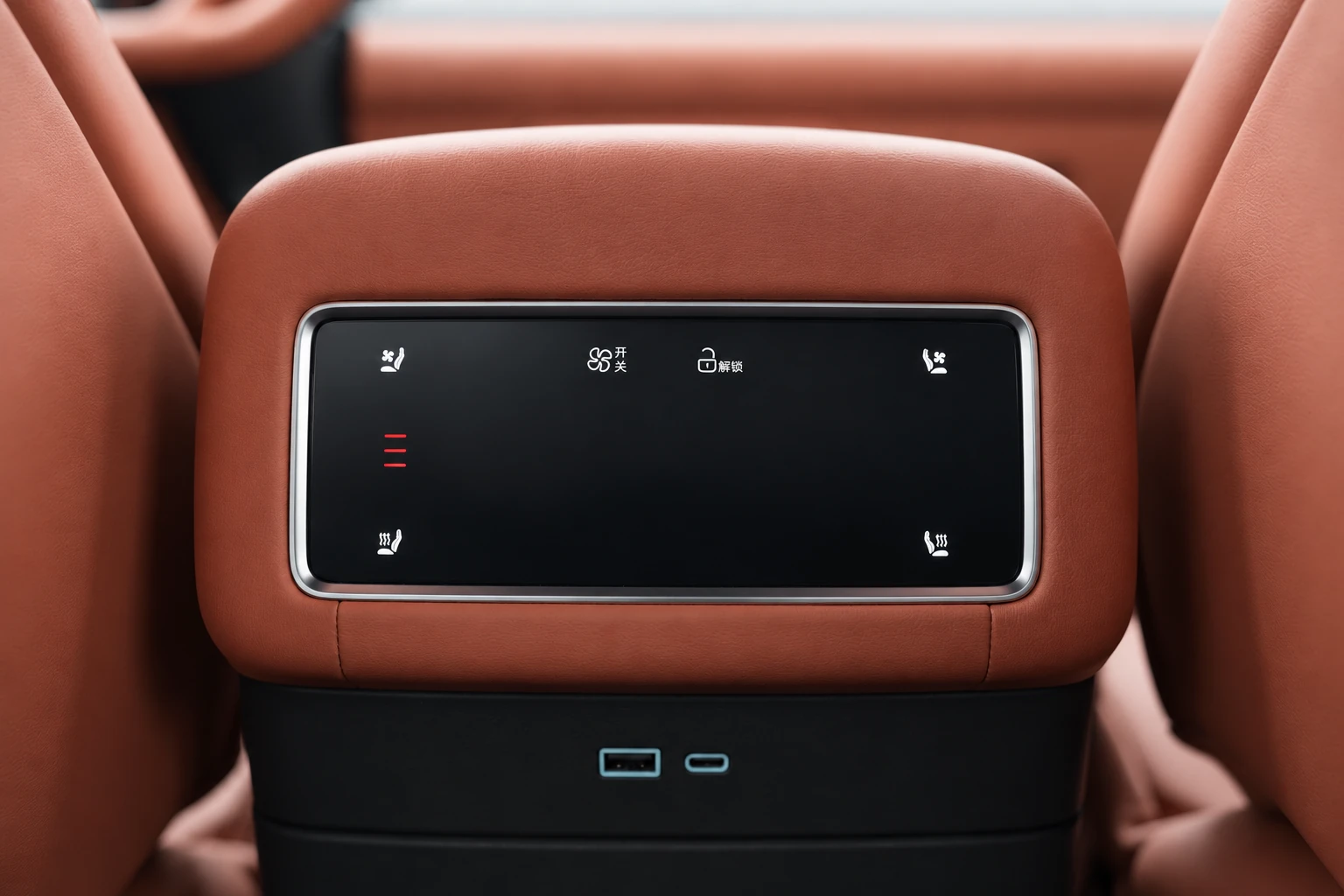 BYD Tang L, tylny panel sterowania z ikonami foteli i portami USB pod ekranem.