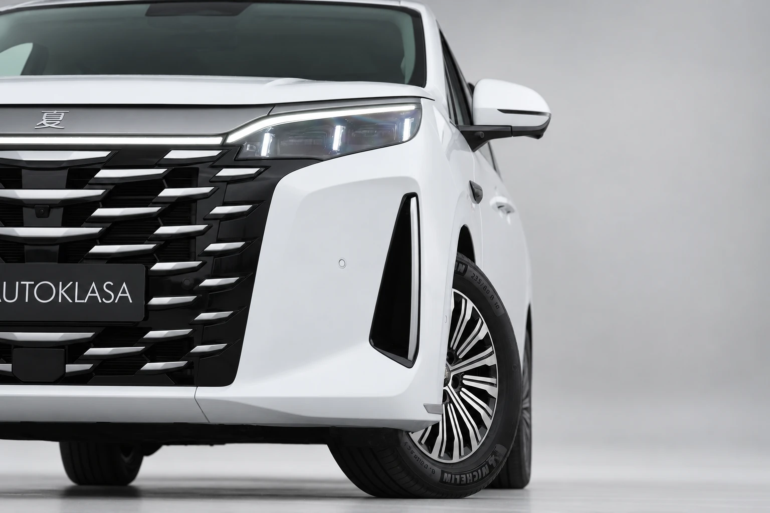 BYD Xia, przedni narożnik z lampą, pionowym wlotem i kołem skręconym w stronę aparatu.
