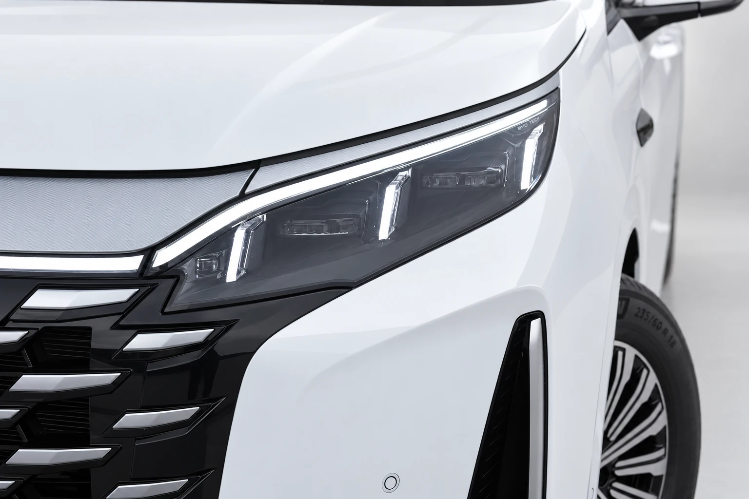 BYD Xia, zbliżenie na przednią lampę i połączenie maski z błotnikiem od strony boku.