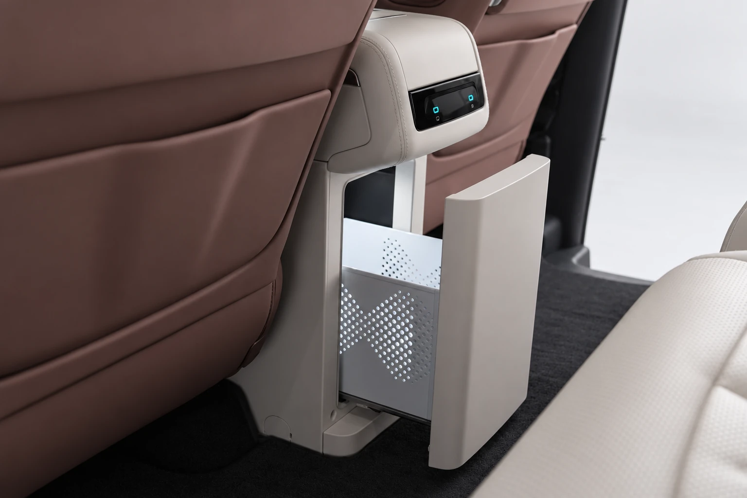 BYD Xia, wysunięty jasny schowek w tylnej części konsoli pomiędzy przednimi fotelami.