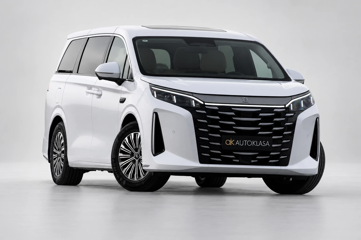 BYD Xia od przodu pod łagodnym kątem, z widoczną przednią szybą i obydwoma kołami boku.