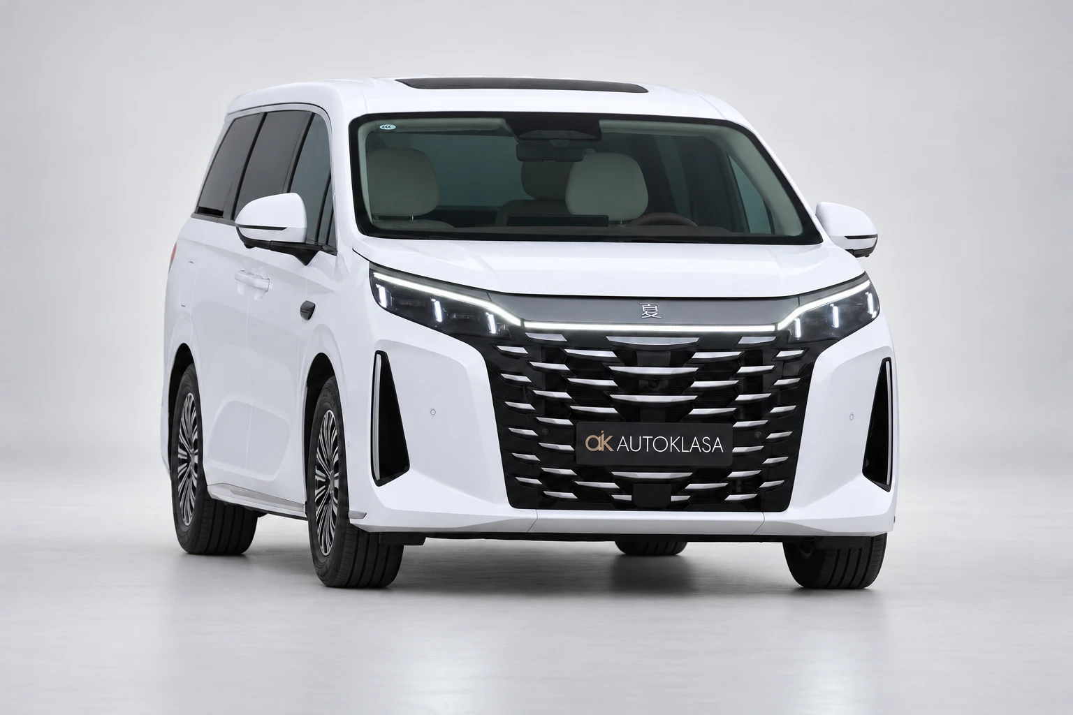 BYD Xia z przodu lekko ukośnie, z widocznym fragmentem boku i obydwoma lusterkami; ujęcie 1.