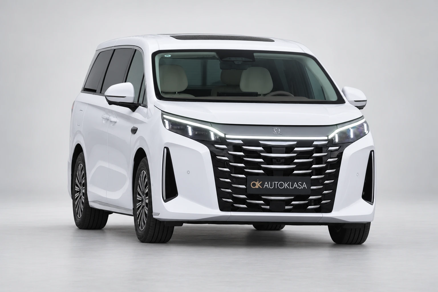 BYD Xia z przodu lekko ukośnie, z widocznym fragmentem boku i obydwoma lusterkami; ujęcie 2.