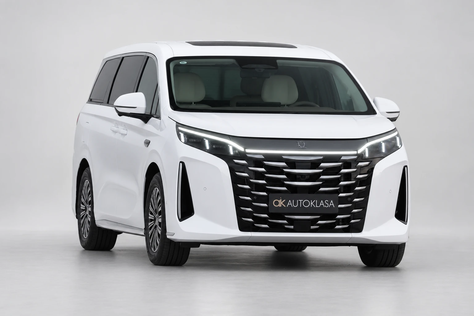 BYD Xia z przodu lekko ukośnie, z widocznym fragmentem boku i obydwoma lusterkami; ujęcie 3.
