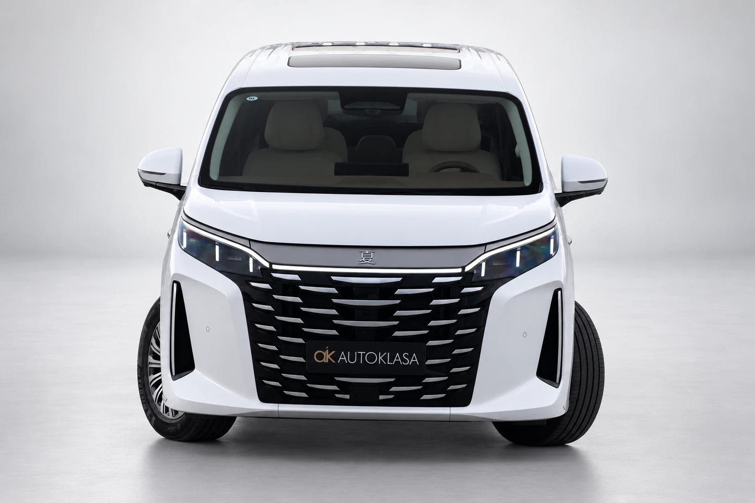 BYD Xia na wprost od przodu ze skręconymi kołami; drugie ujęcie z widocznym przeszklonym dachem.