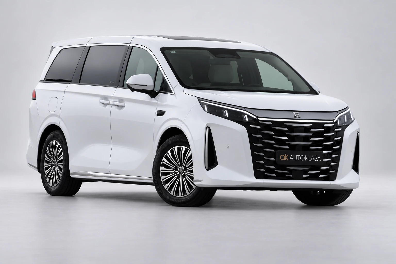 BYD Xia w szerokim kadrze od przodu pod kątem, z jasnym tłem wokół całej sylwetki.