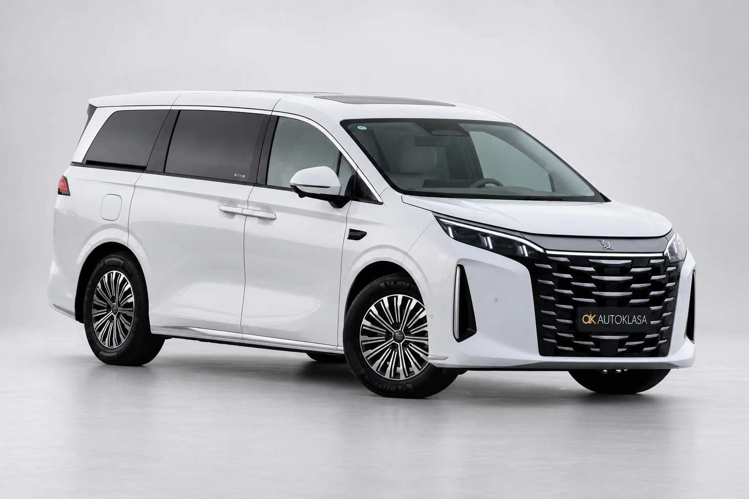 BYD Xia w pełnym ujęciu trzy czwarte od przodu, z widoczną powierzchnią maski i dachu.