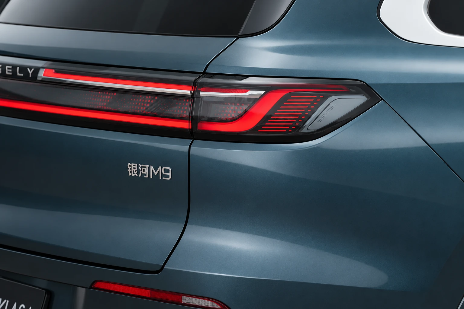 Tylna lampa Geely Galaxy M9 z czerwoną listwą i oznaczeniem modelu na klapie.
