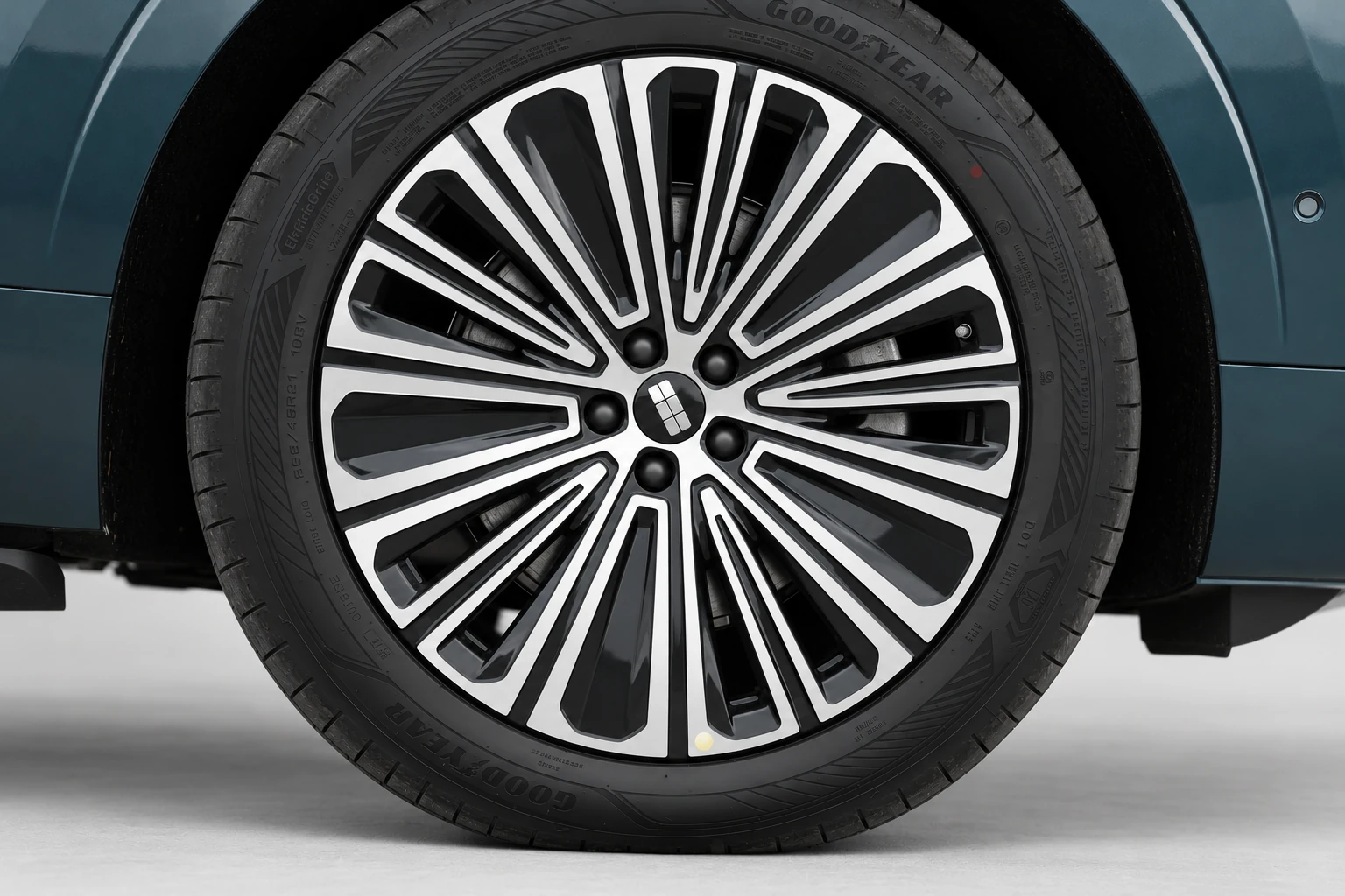 Wieloszprychowa felga Geely Galaxy M9 z oponą i emblematem w centrum koła.