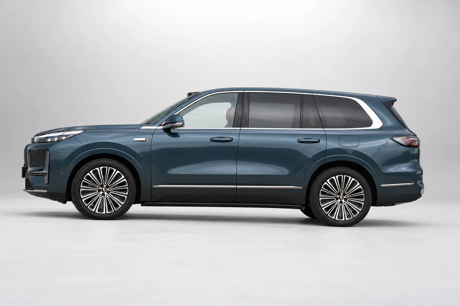 Geely Galaxy M9 widziany z boku, z całą sylwetką i wieloszprychowymi kołami.