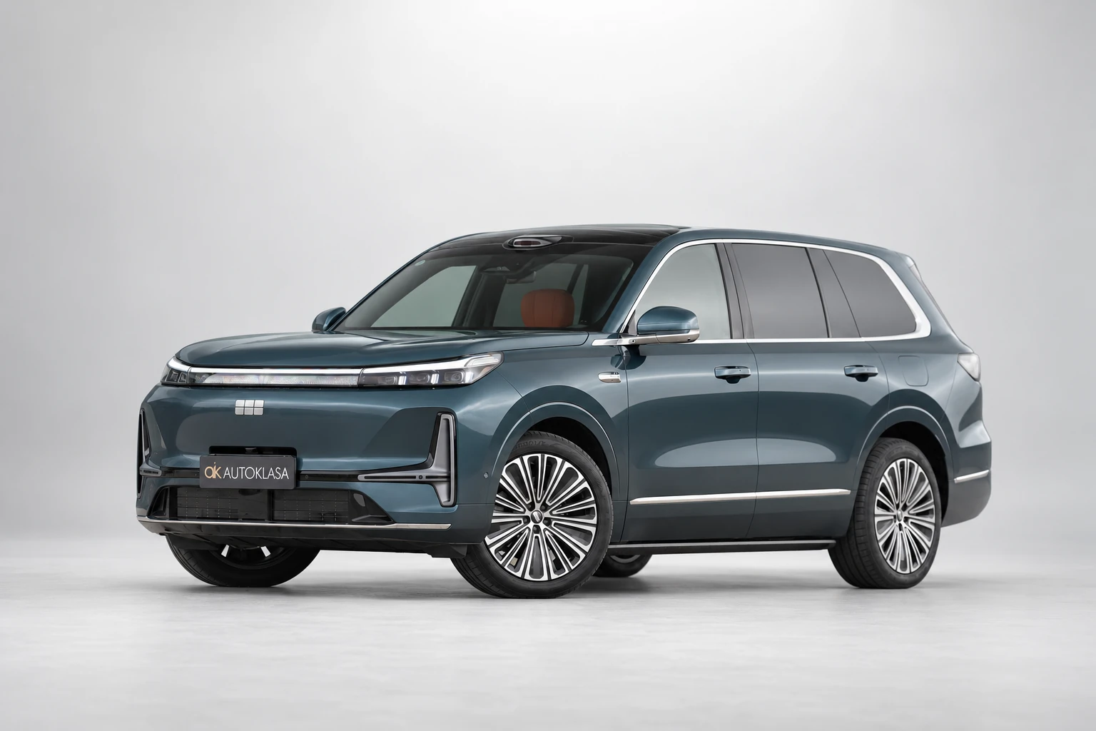 Pełna sylwetka Geely Galaxy M9 z przodu i boku w szerokim kadrze studyjnym.