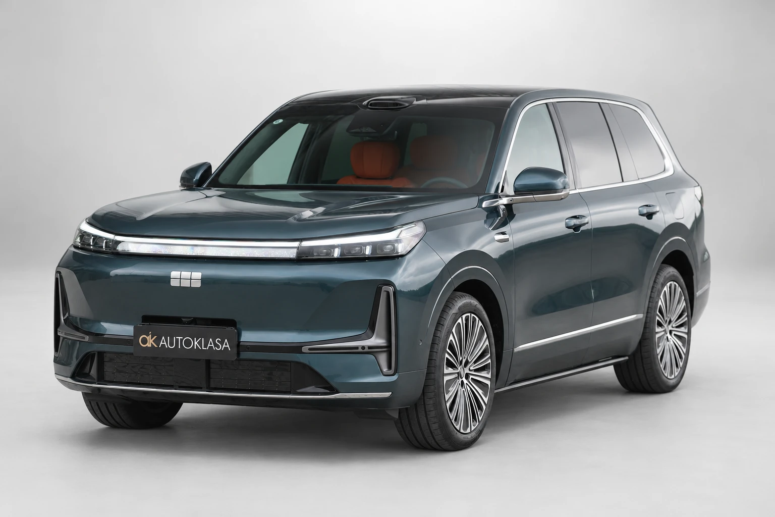 Geely Galaxy M9 z przodu pod kątem, z widoczną maską i bocznymi szybami.