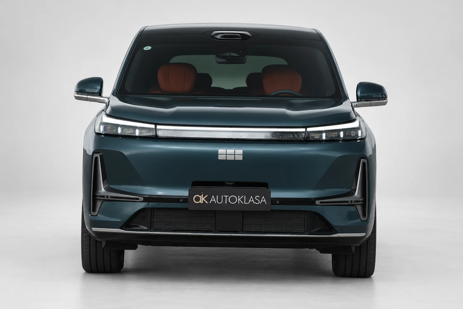 Cały przód Geely Galaxy M9 na jasnym tle, z lampami, maską i dolnym zderzakiem.