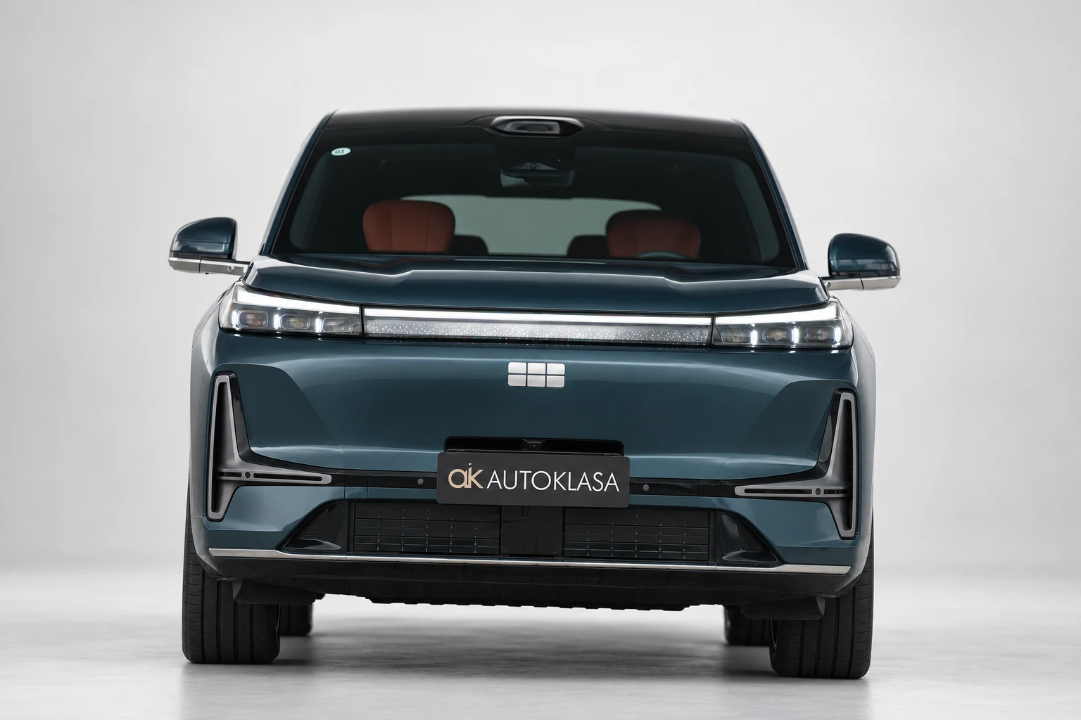 Geely Galaxy M9 od przodu w lekko pochylonym kadrze, z emblematem i tablicą Autoklasa.