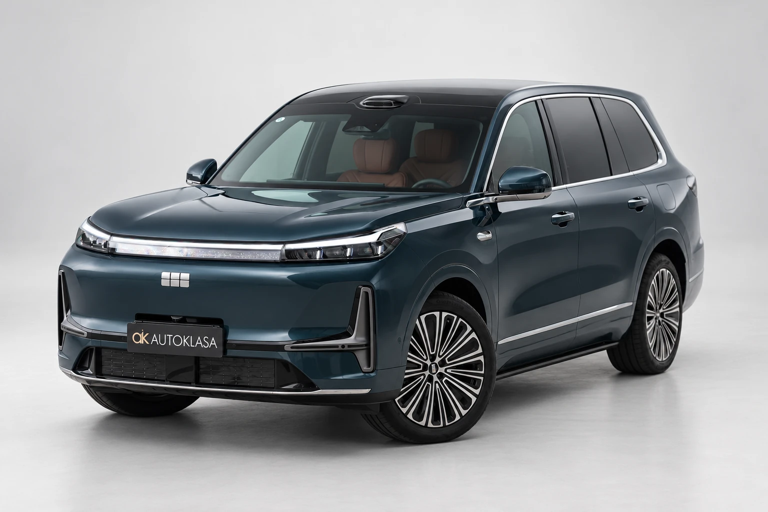 Geely Galaxy M9 pod kątem z przodu, z wyraźnie widoczną maską, dachem i bokiem.