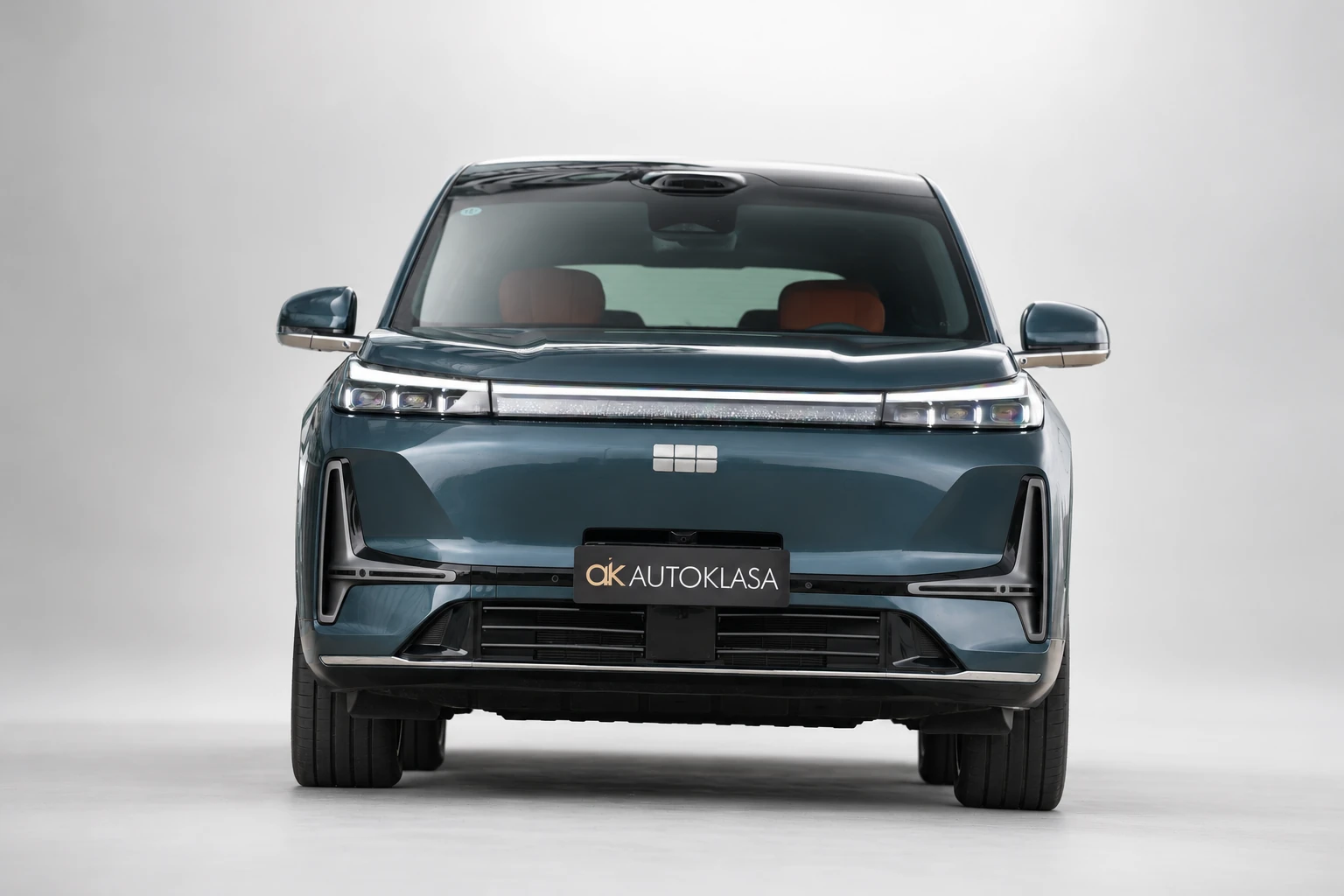 Geely Galaxy M9 na wprost, z przednią listwą świateł i emblematem.