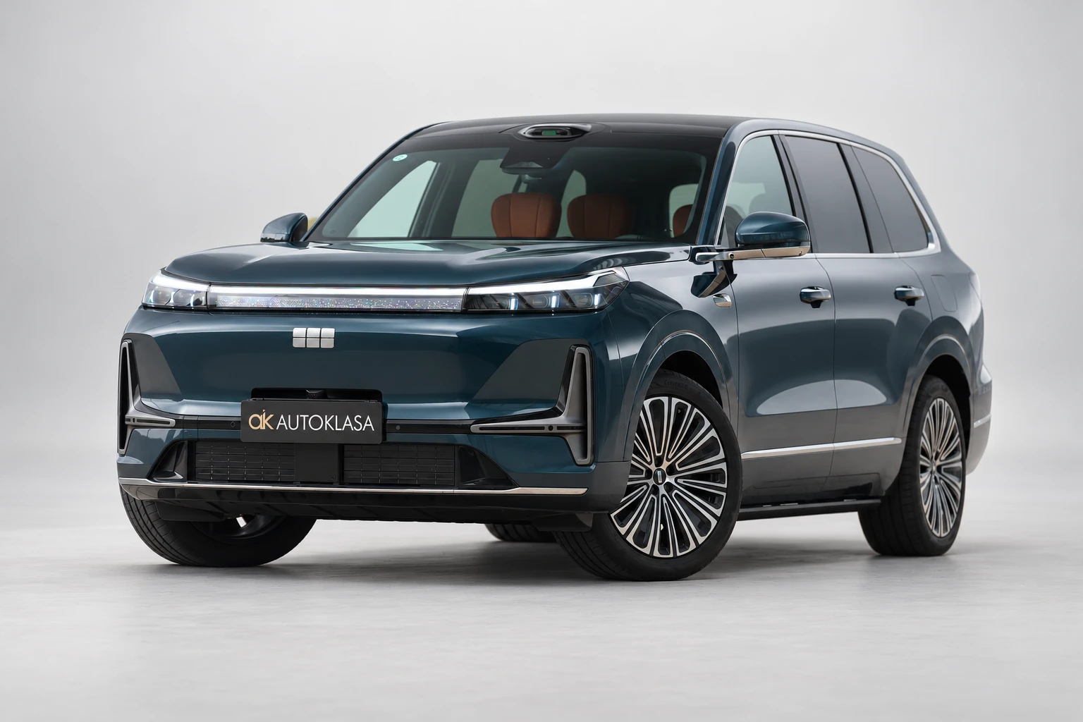 Geely Galaxy M9 z niskiej perspektywy, z widocznym przodem i boczną linią nadwozia.