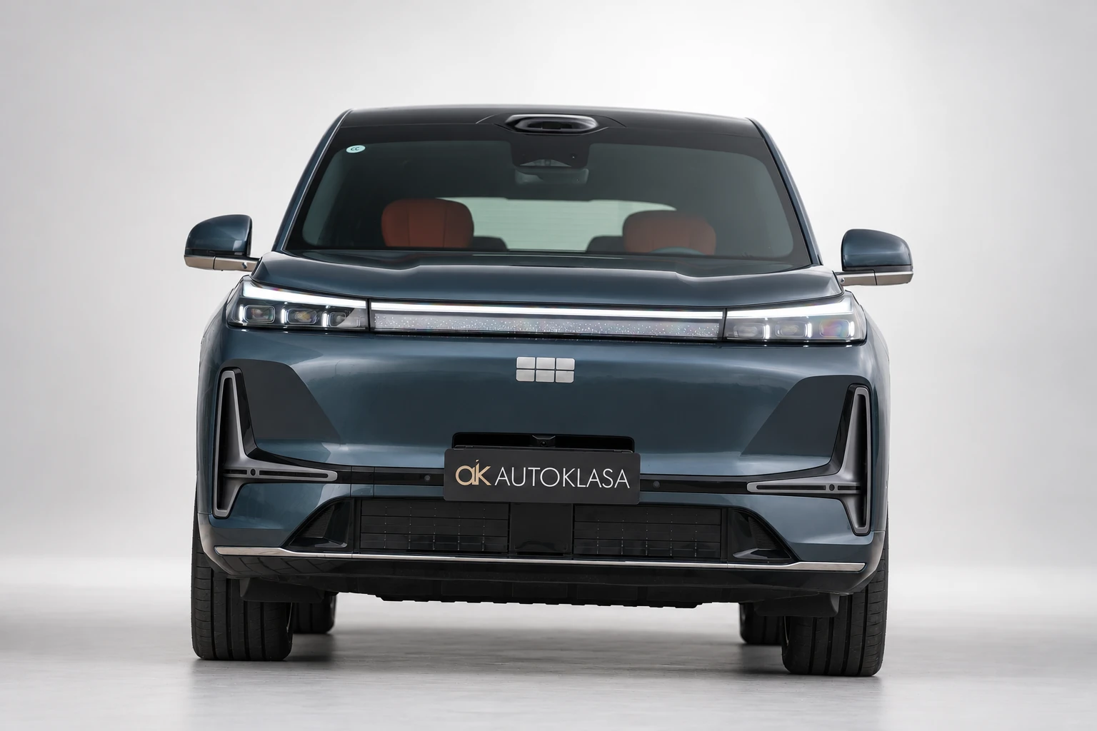 Geely Galaxy M9 widziany z przodu z niskiego punktu, z kołami i dolną częścią zderzaka.