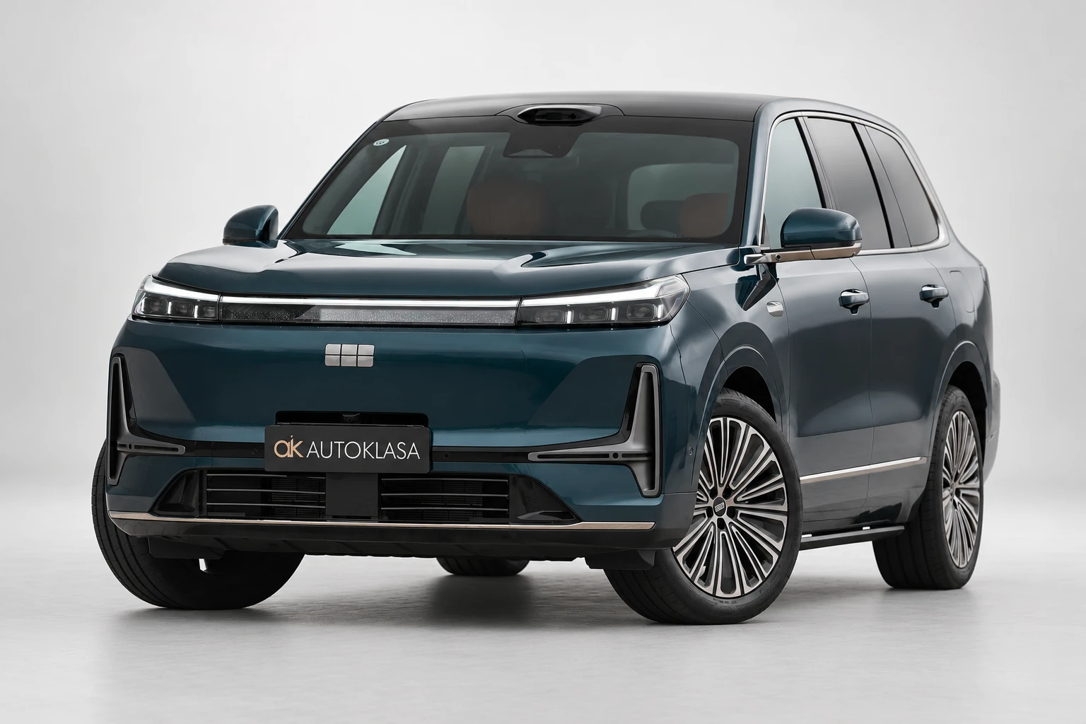 Geely Galaxy M9 w ciemnym niebieskozielonym lakierze, widok z przodu pod kątem.