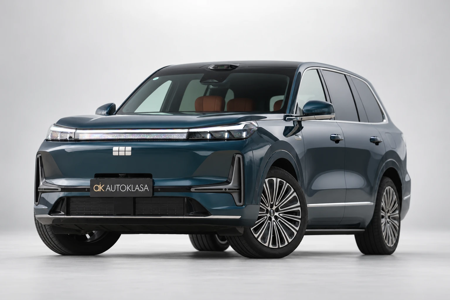 Bliższe ujęcie przodu Geely Galaxy M9 pod kątem, z przednim kołem i zderzakiem.