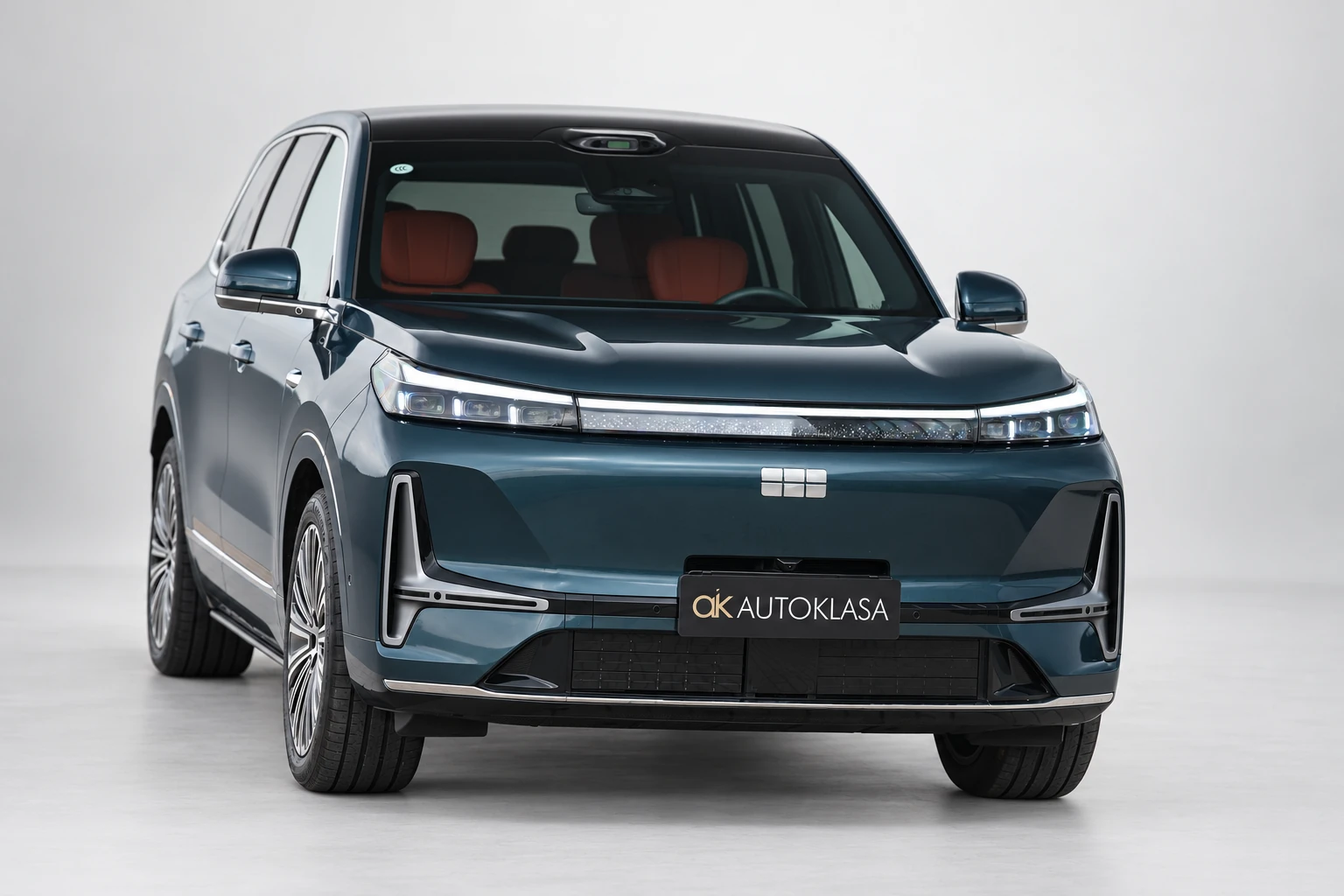 Geely Galaxy M9 z przodu od strony przeciwległego boku, z kołem skręconym do kadru.
