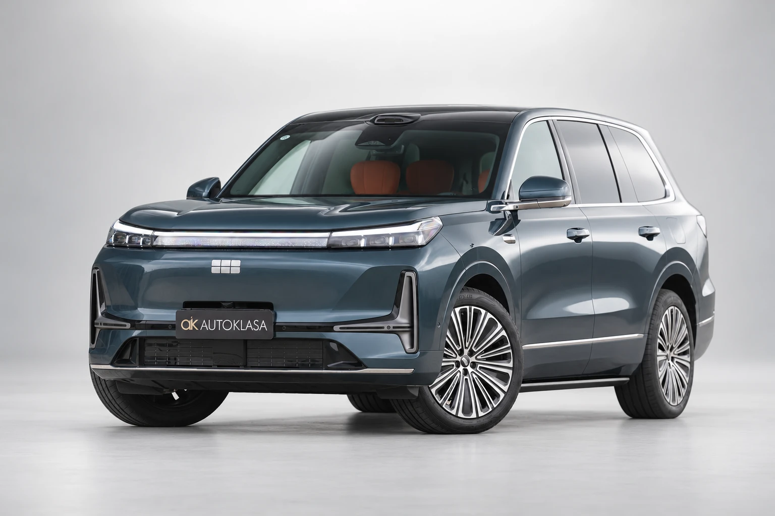 Geely Galaxy M9 z przodu w ujęciu trzy czwarte, sfotografowany z niskiej perspektywy.