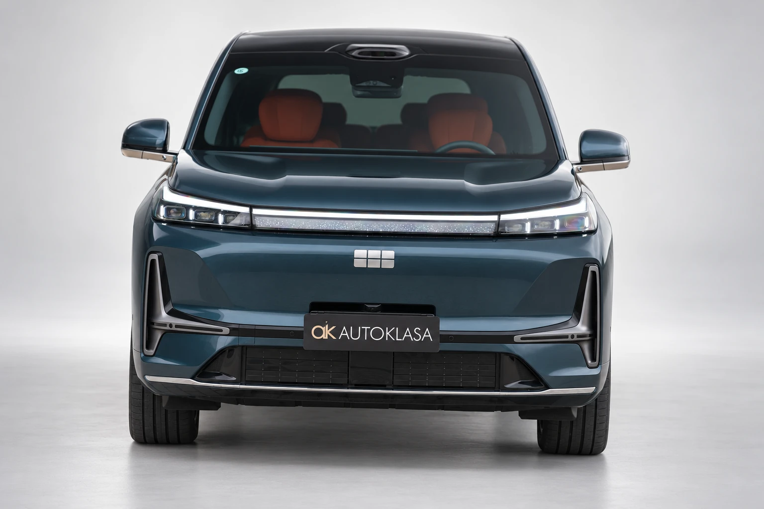 Geely Galaxy M9 na wprost, z pomarańczowymi zagłówkami widocznymi przez przednią szybę.