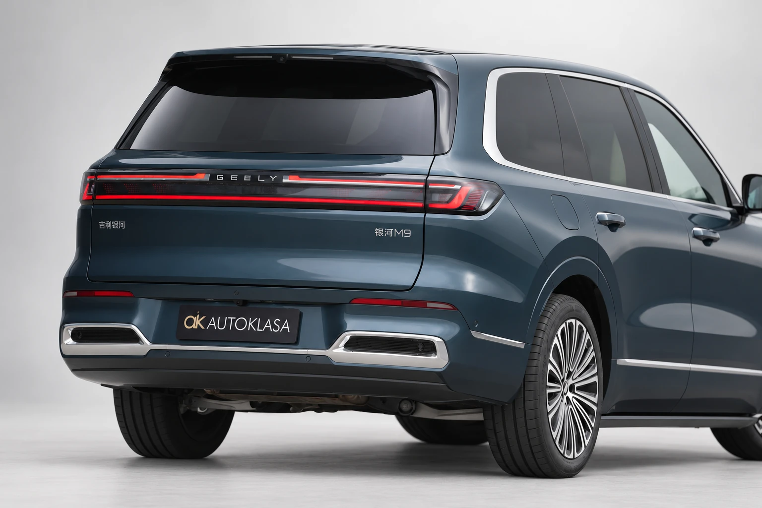 Bliższy kadr tylnej części Geely Galaxy M9 z tylnym kołem, lampą i zderzakiem.