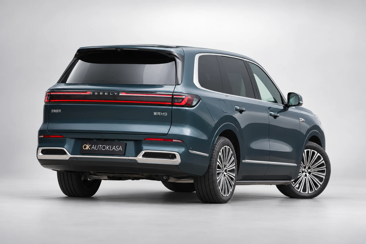 Geely Galaxy M9 widziany z tyłu pod kątem, z lampami i boczną linią nadwozia.