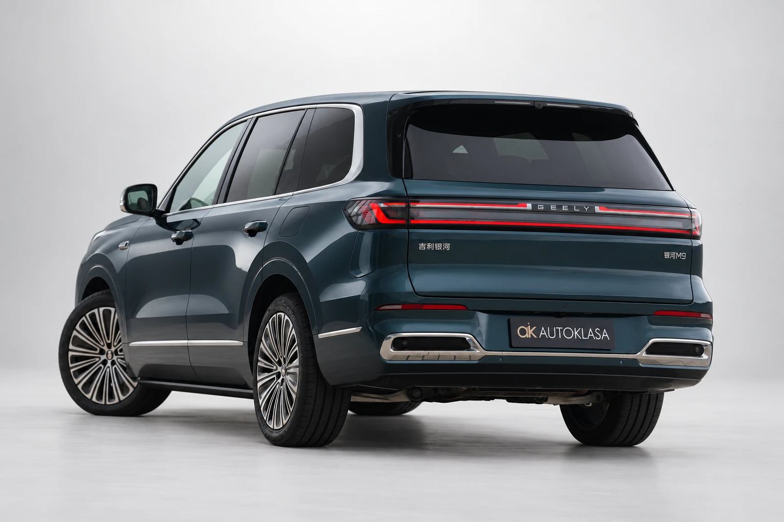 Geely Galaxy M9 pokazany od tyłu i przeciwległego boku w jasnym studiu.