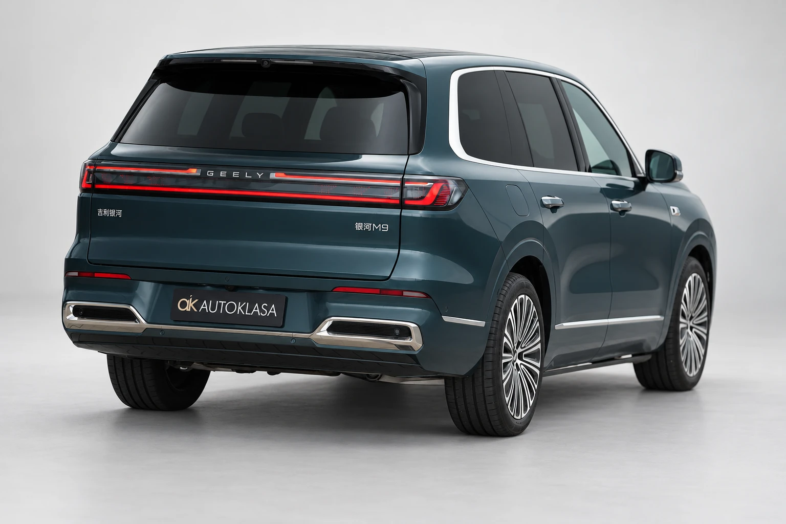 Geely Galaxy M9 w ujęciu trzy czwarte od tyłu, z widocznym bokiem i tylną szybą.