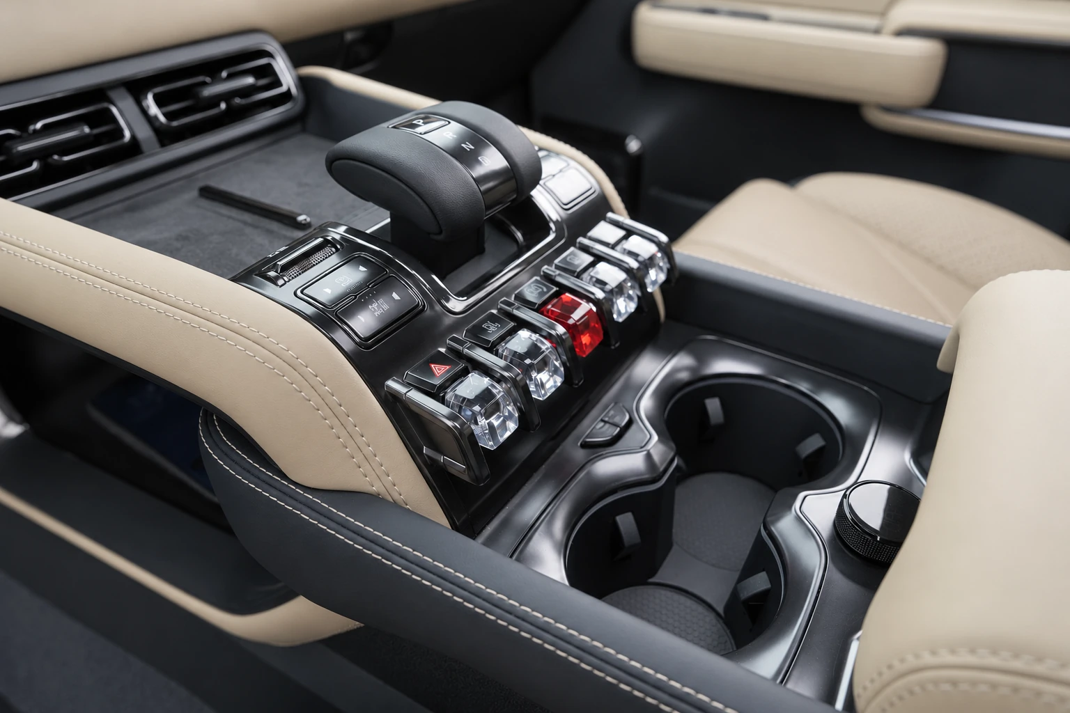 Konsola BYD Leopard 5 z przełącznikami, wybierakiem i uchwytami na kubki.