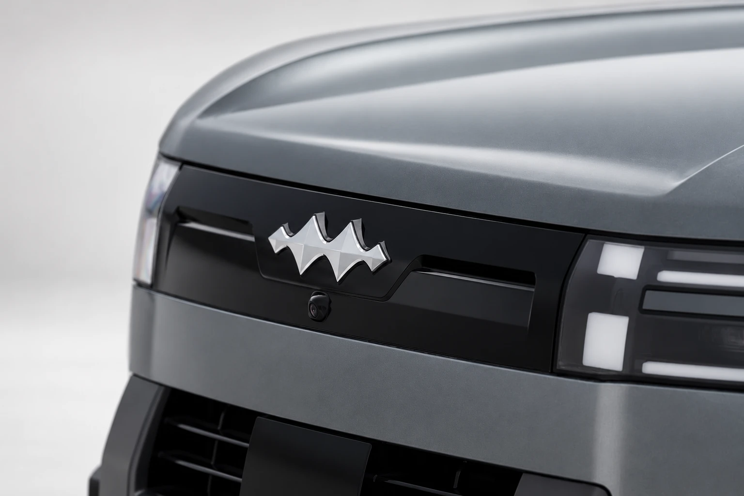 Emblemat BYD Leopard 7 na przednim grillu pod krawędzią maski.