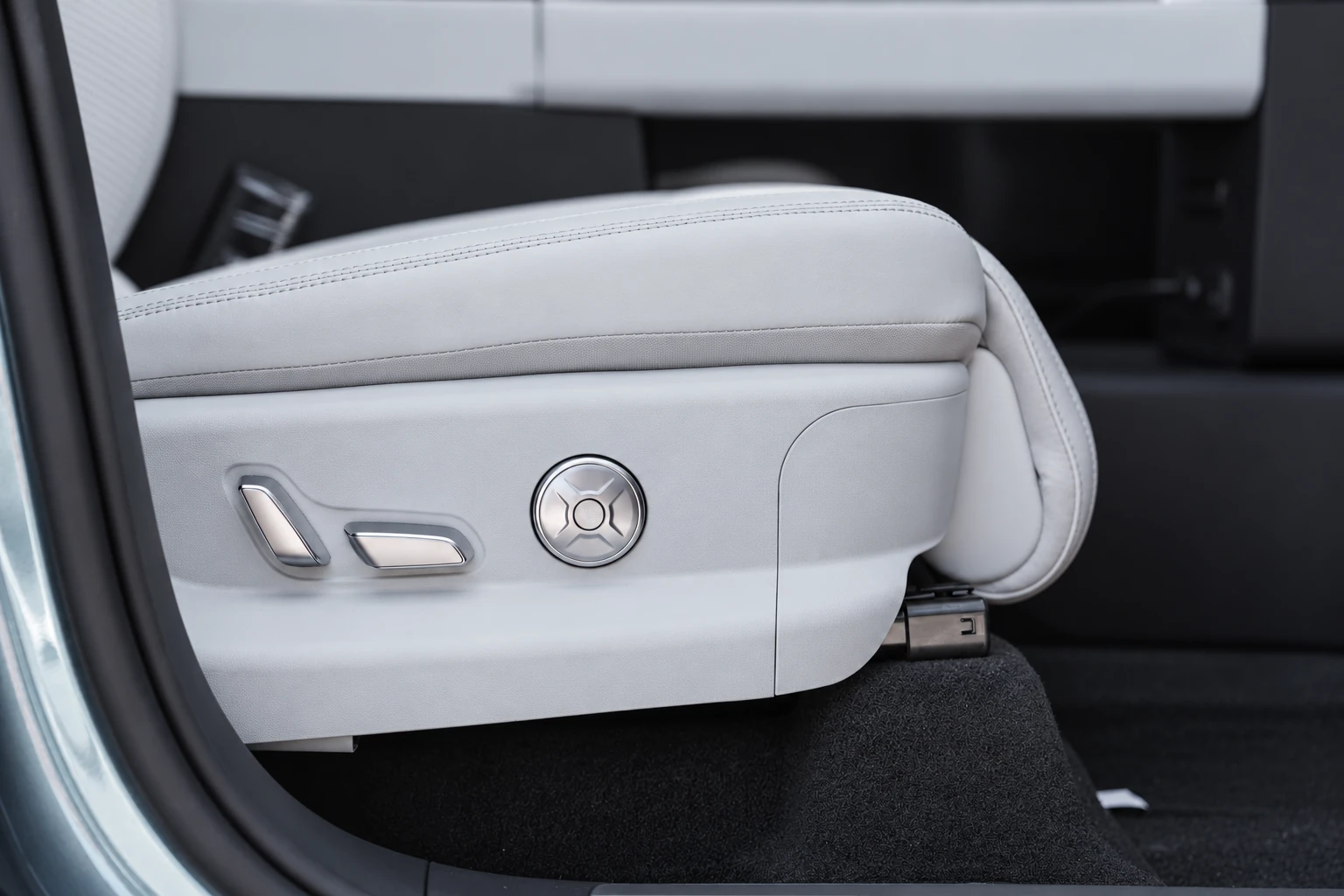 Panel regulacji fotela BYD Leopard 7 z dwoma przełącznikami i okrągłym przyciskiem.