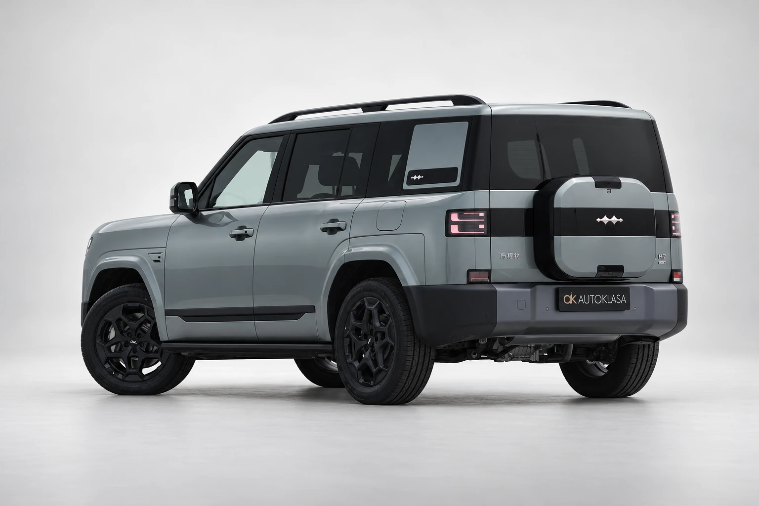 BYD Leopard 7 w szerokim widoku z tyłu i boku z osłoną koła zapasowego.