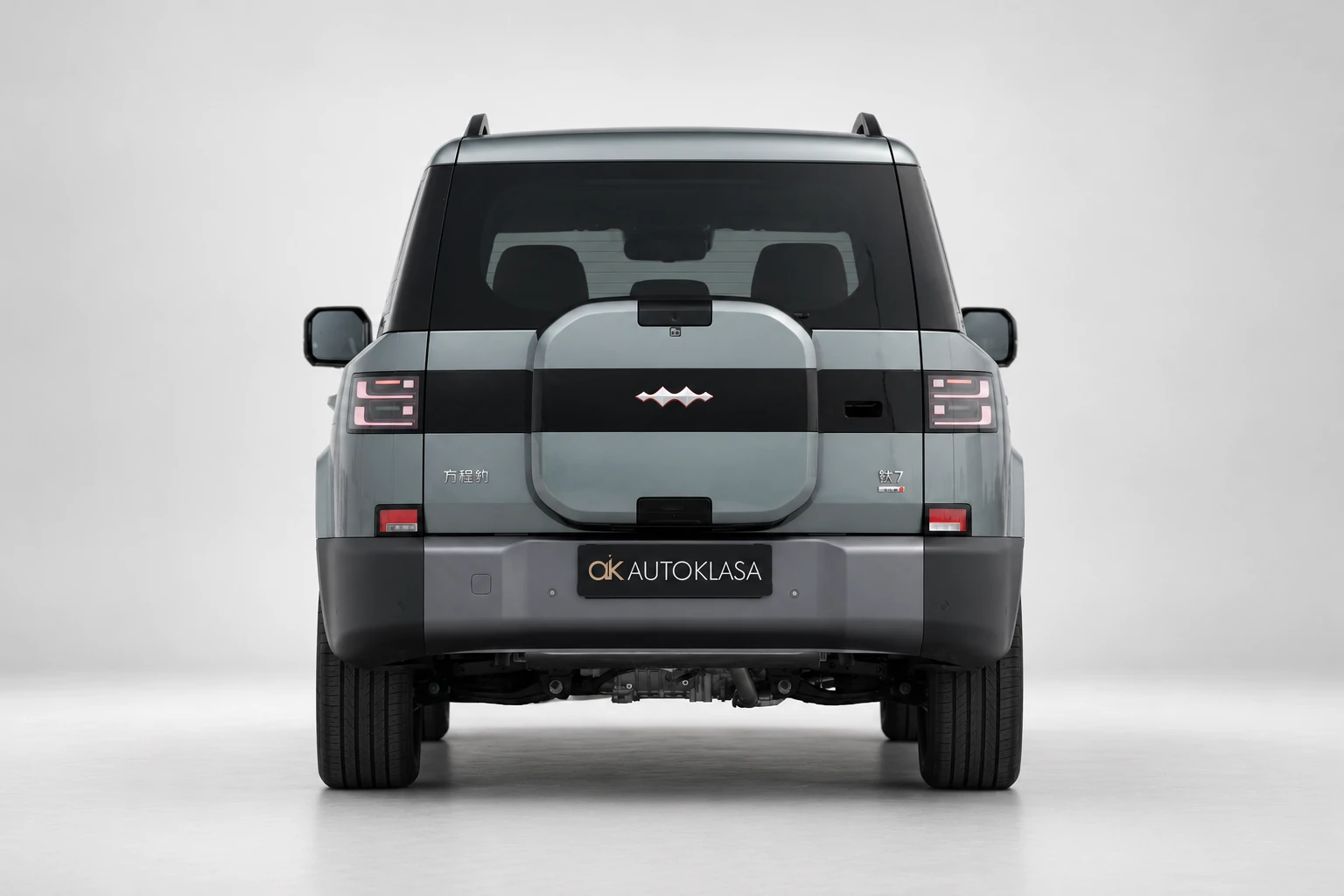 BYD Leopard 7 od tyłu na wprost z osłoną koła zapasowego na klapie.