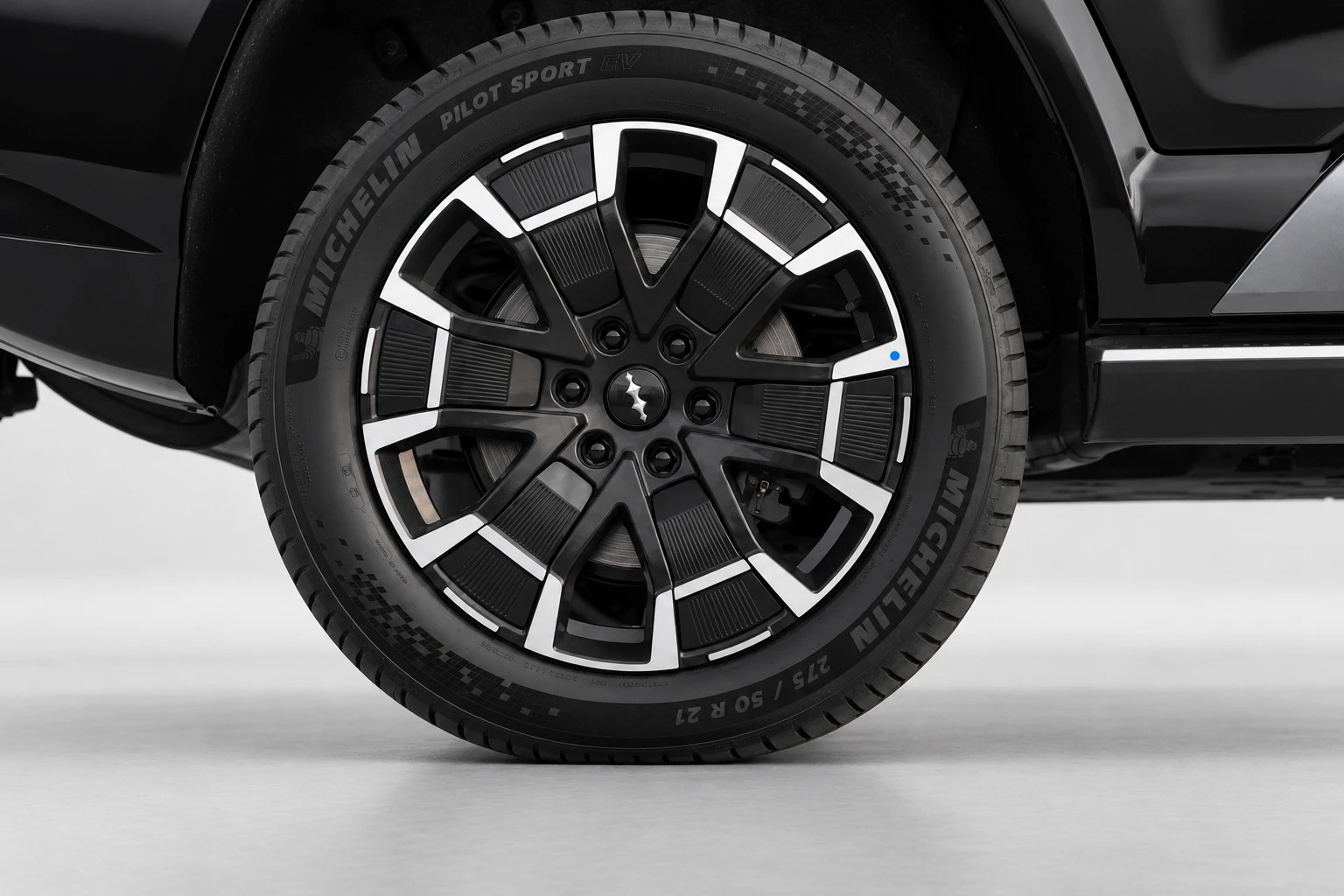 Koło BYD Leopard 8 z czarno-srebrną felgą i widoczną oponą.