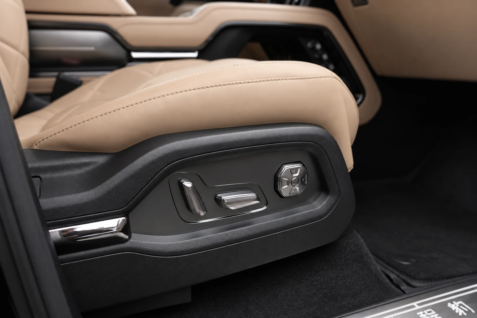 Boczny panel przycisków fotela BYD Leopard 8 w niskim ujęciu pod beżowym siedziskiem.